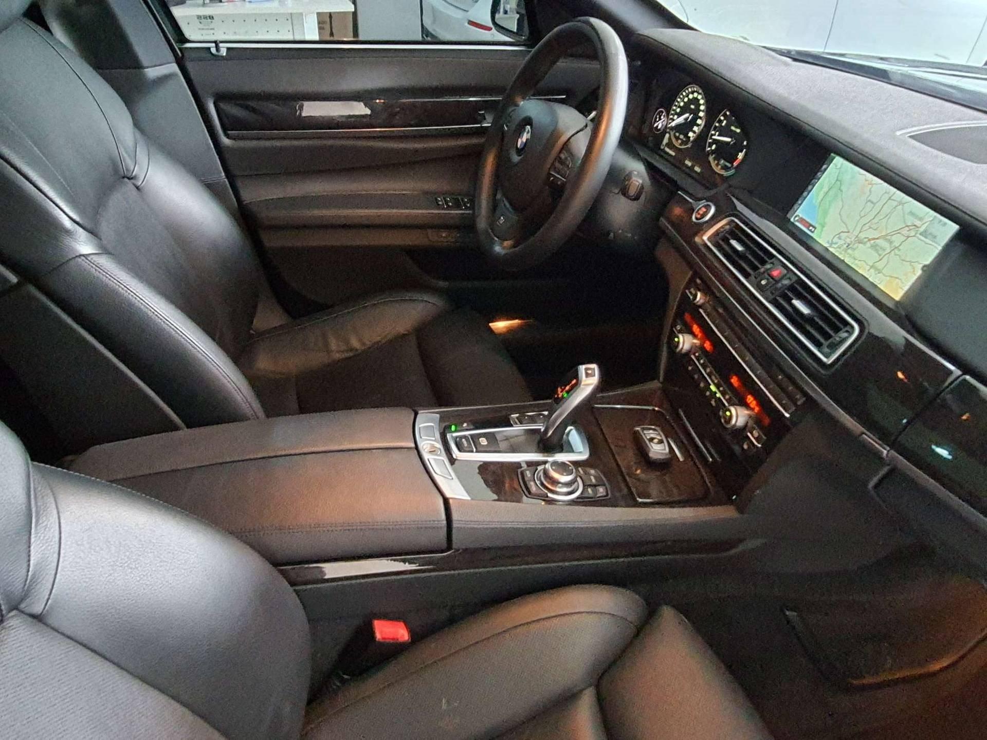 750i